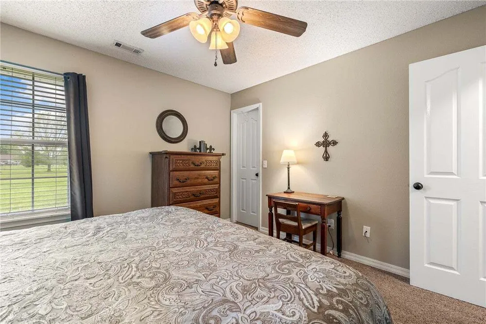 909 E Apple Blossom Ave, Springdale, AR 72764