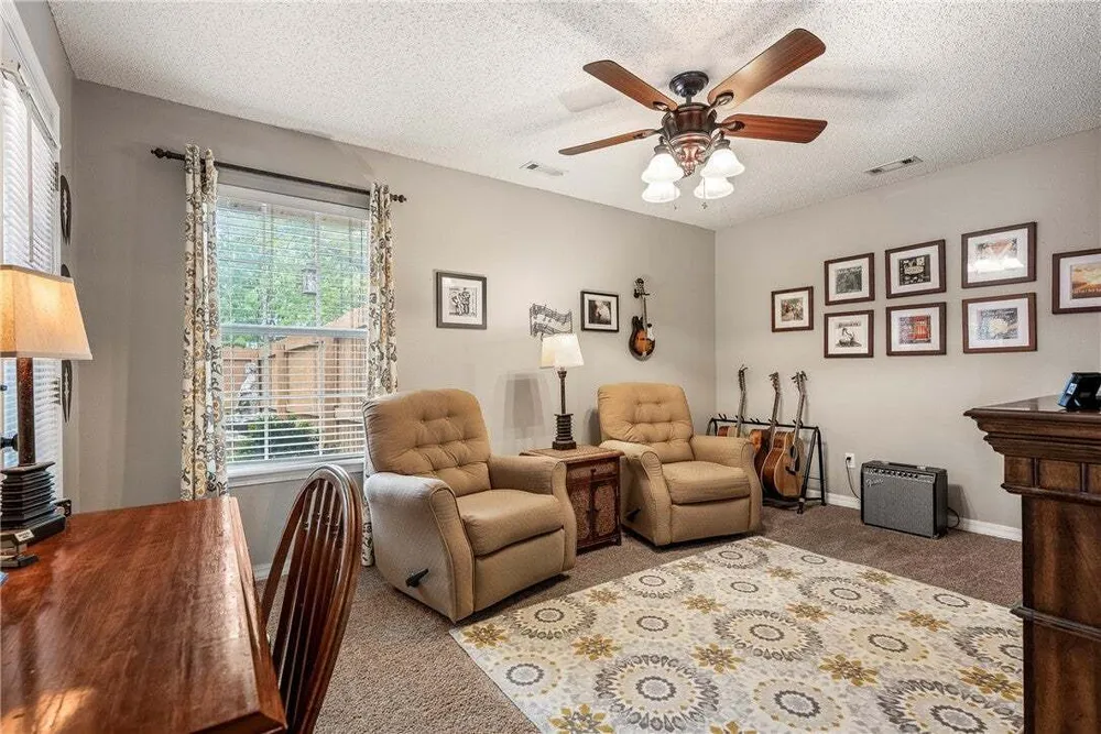 909 E Apple Blossom Ave, Springdale, AR 72764