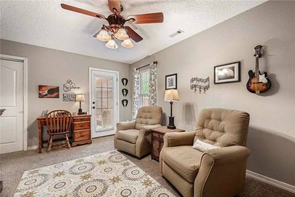909 E Apple Blossom Ave, Springdale, AR 72764