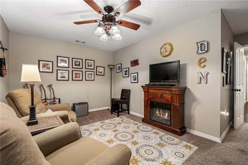 909 E Apple Blossom Ave, Springdale, AR 72764
