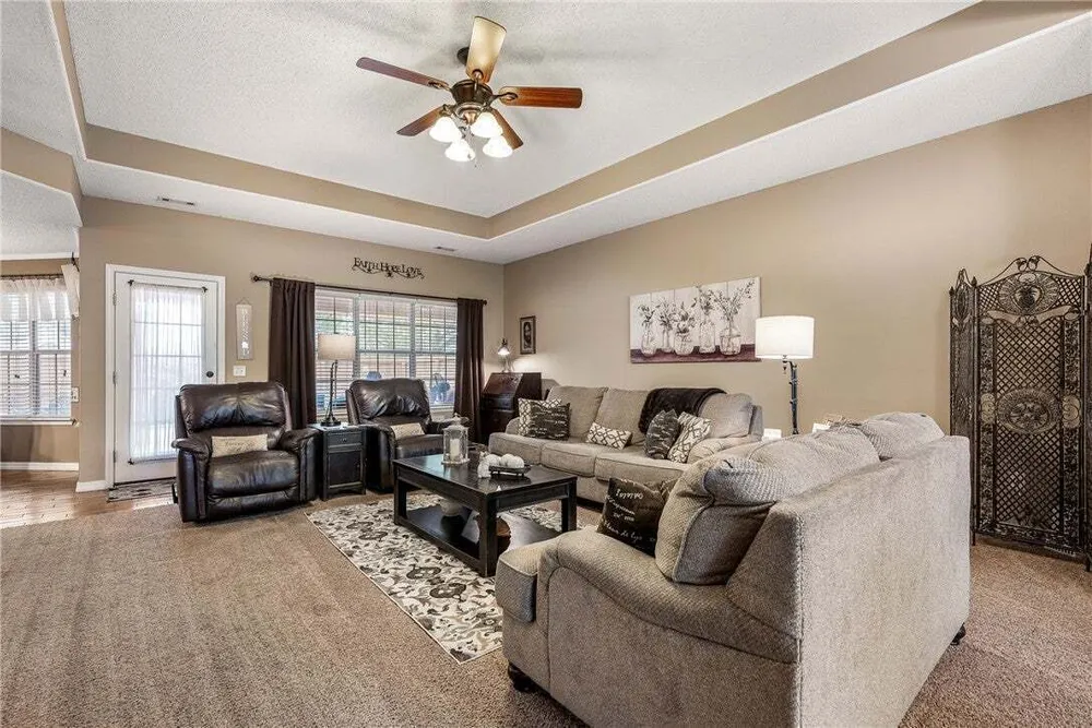 909 E Apple Blossom Ave, Springdale, AR 72764