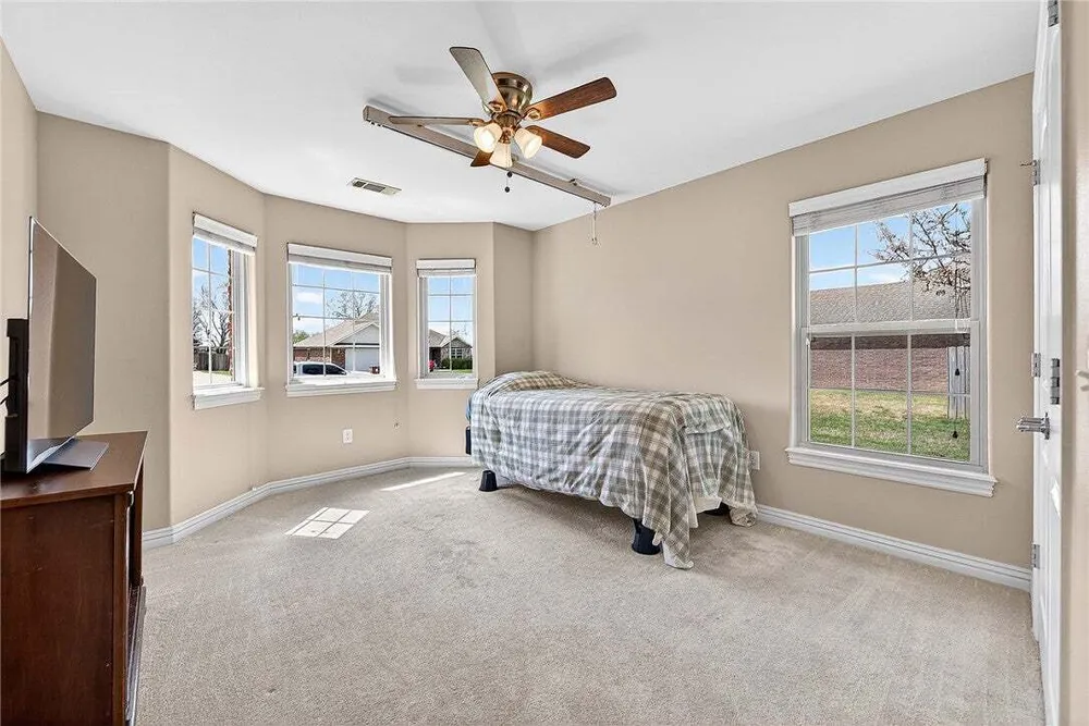1806 Sandpiper Ave, Lowell, AR 72745
