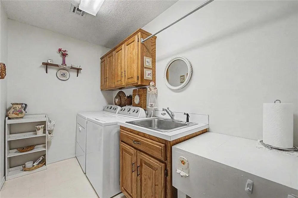 210 Lyndal Ln, Bentonville, AR 72712