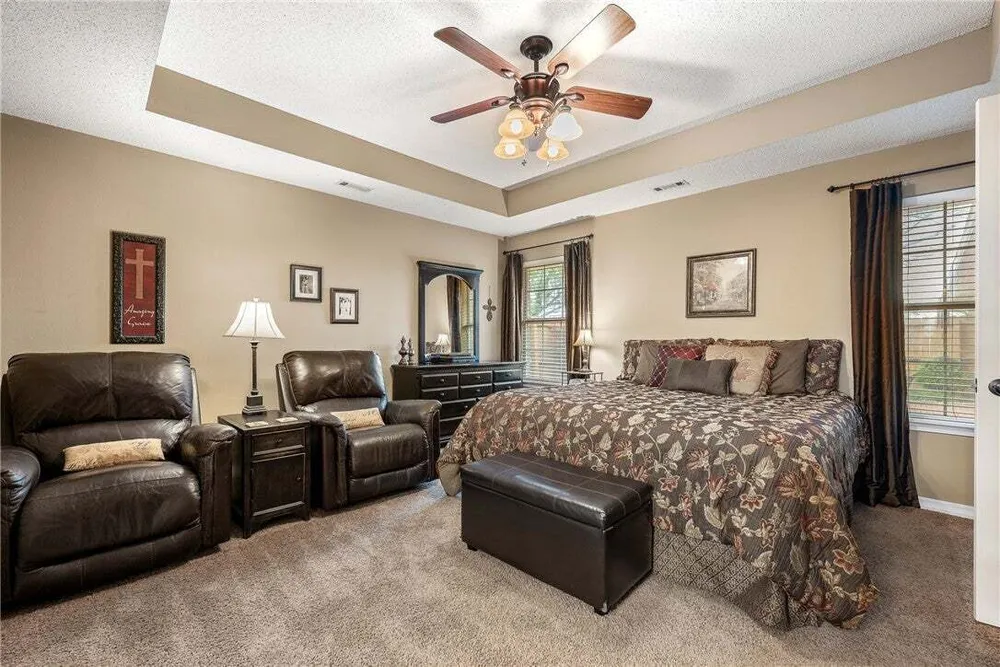 909 E Apple Blossom Ave, Springdale, AR 72764