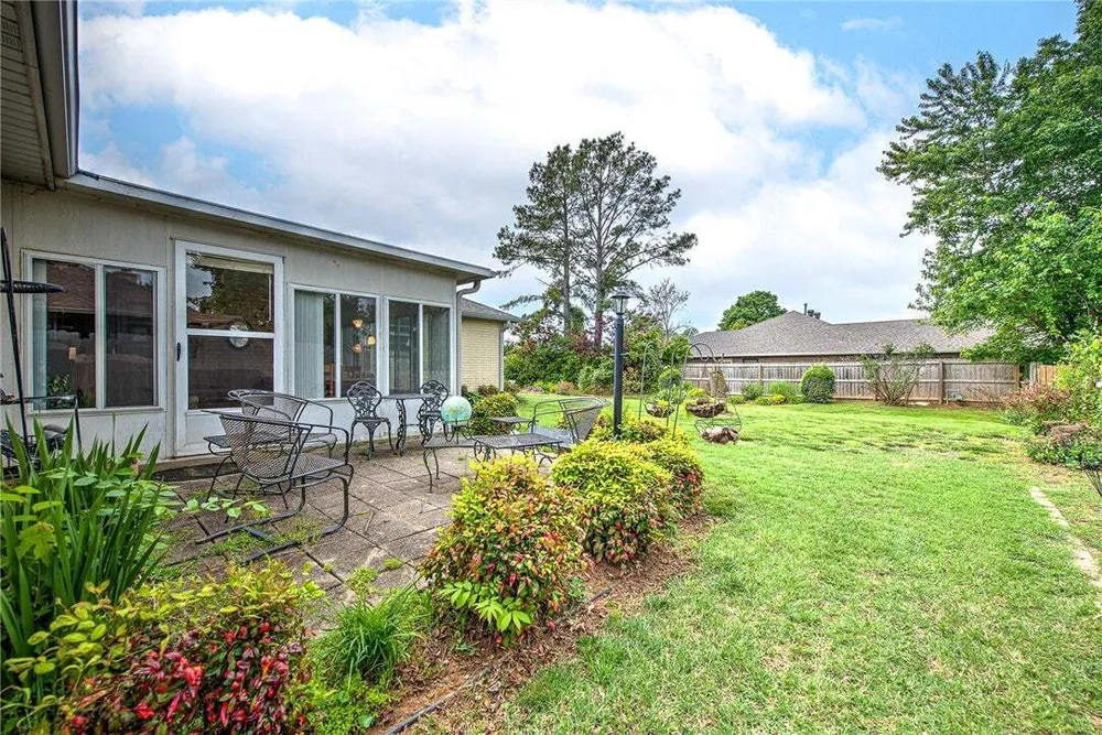 210 Lyndal Ln, Bentonville, AR 72712