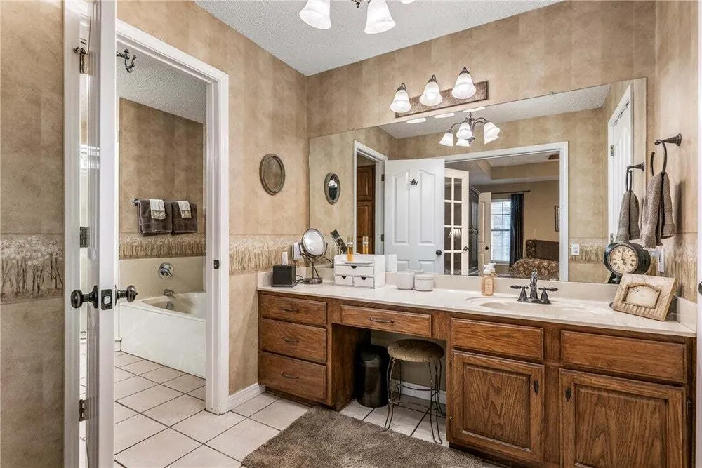 909 E Apple Blossom Ave, Springdale, AR 72764