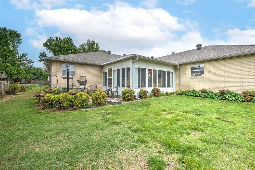 210 Lyndal Ln, Bentonville, AR 72712