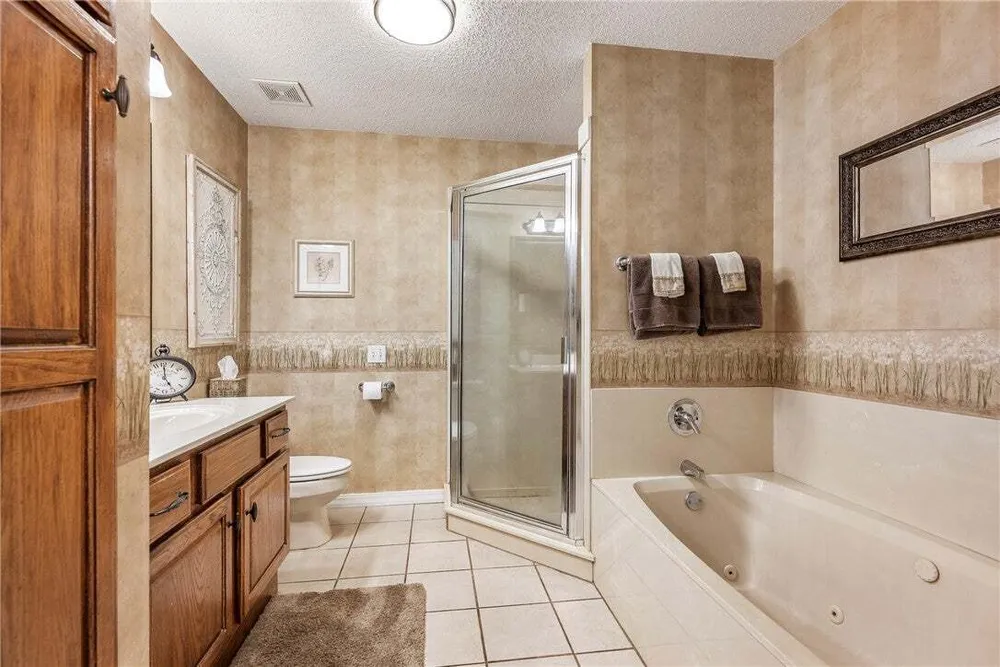 909 E Apple Blossom Ave, Springdale, AR 72764