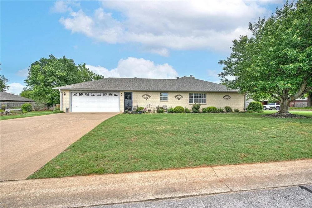 210 Lyndal Ln, Bentonville, AR 72712