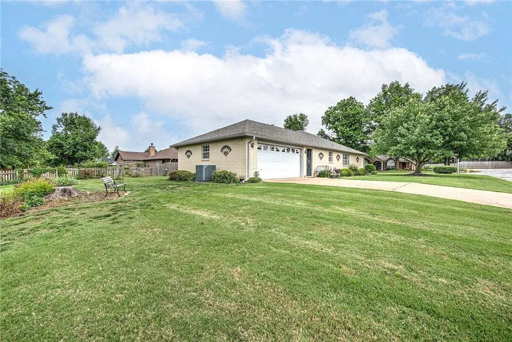 210 Lyndal Ln, Bentonville, AR 72712