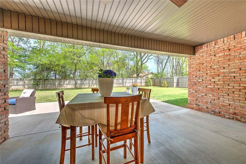 1806 Sandpiper Ave, Lowell, AR 72745