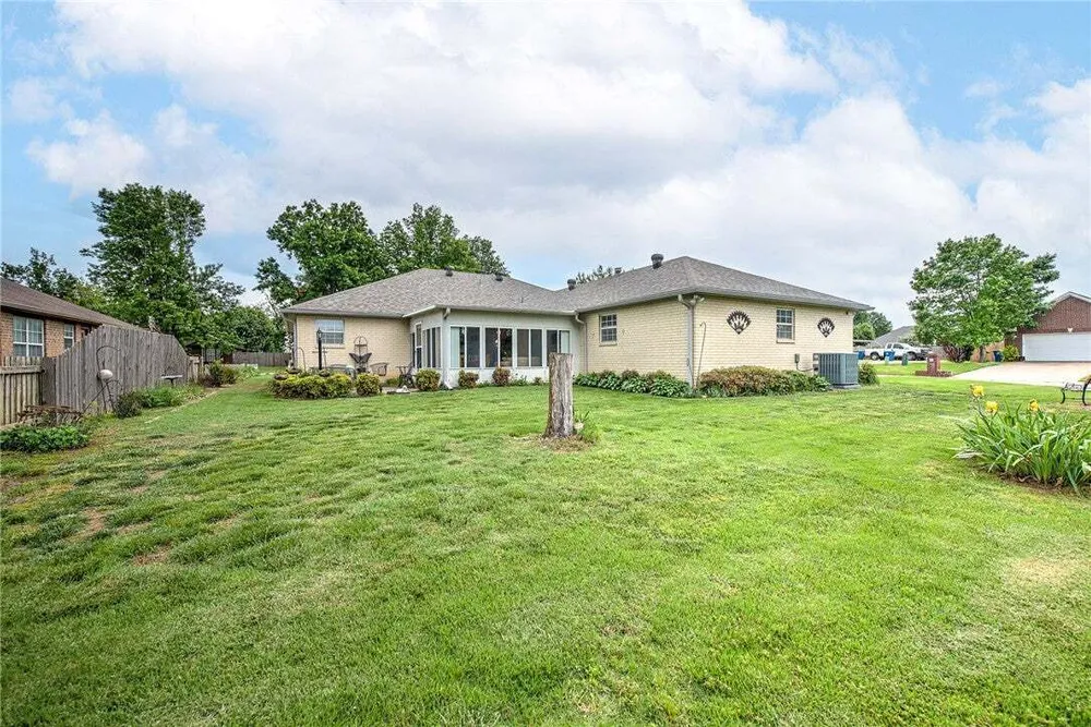 210 Lyndal Ln, Bentonville, AR 72712