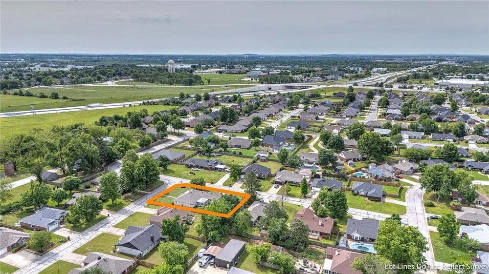 210 Lyndal Ln, Bentonville, AR 72712