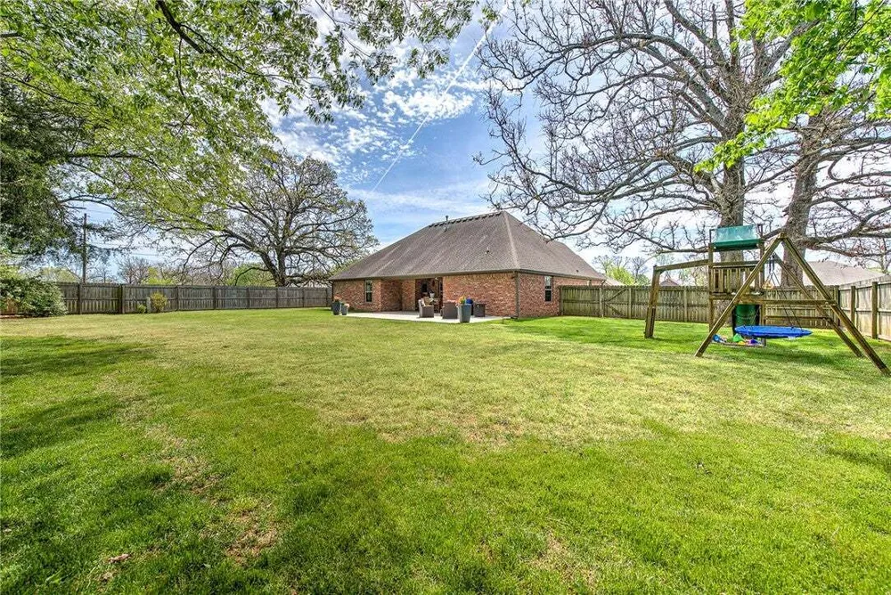 1806 Sandpiper Ave, Lowell, AR 72745