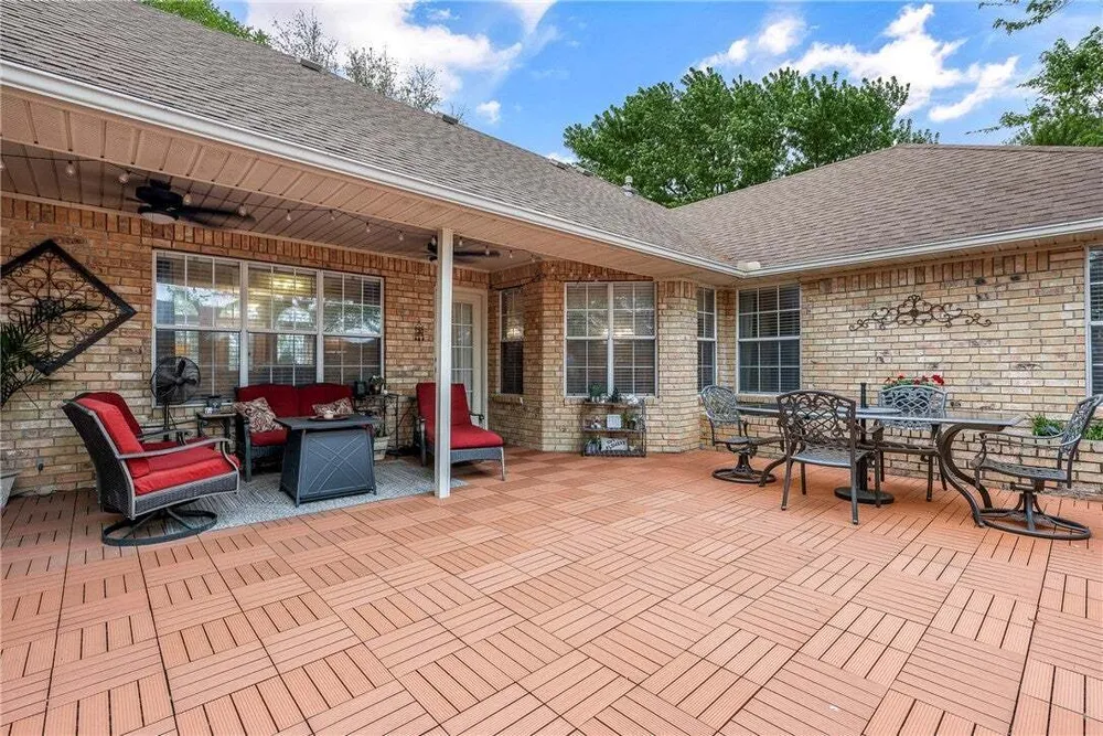 909 E Apple Blossom Ave, Springdale, AR 72764