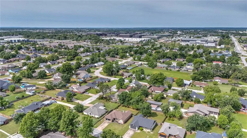 210 Lyndal Ln, Bentonville, AR 72712