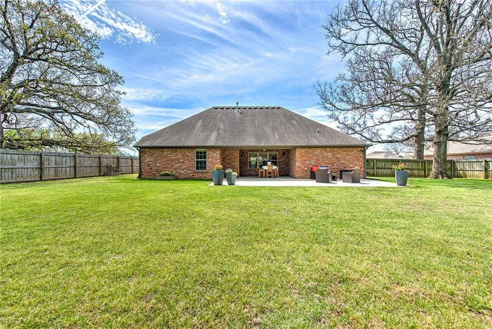 1806 Sandpiper Ave, Lowell, AR 72745
