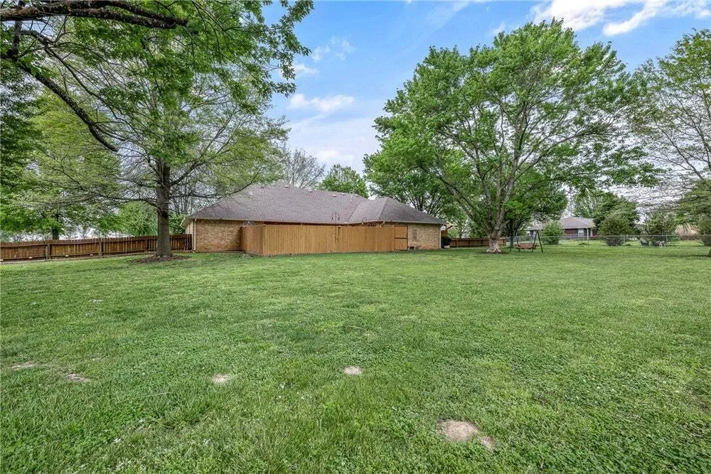 909 E Apple Blossom Ave, Springdale, AR 72764