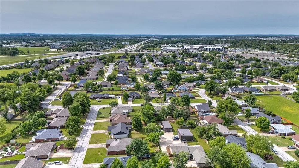 210 Lyndal Ln, Bentonville, AR 72712