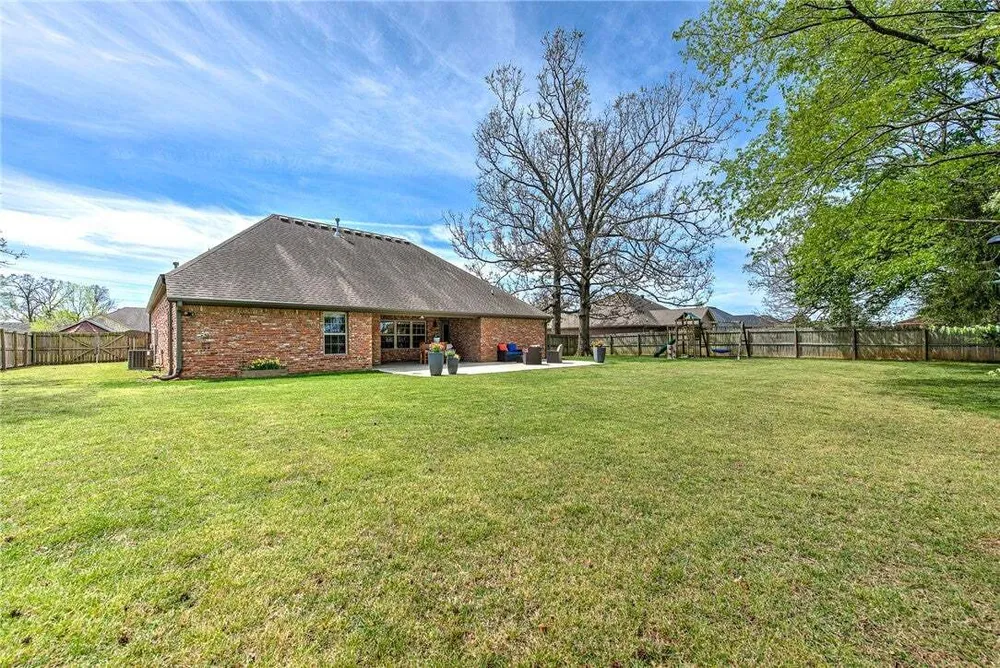 1806 Sandpiper Ave, Lowell, AR 72745