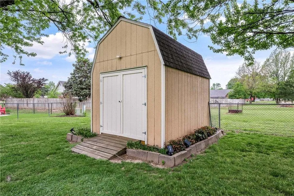 909 E Apple Blossom Ave, Springdale, AR 72764