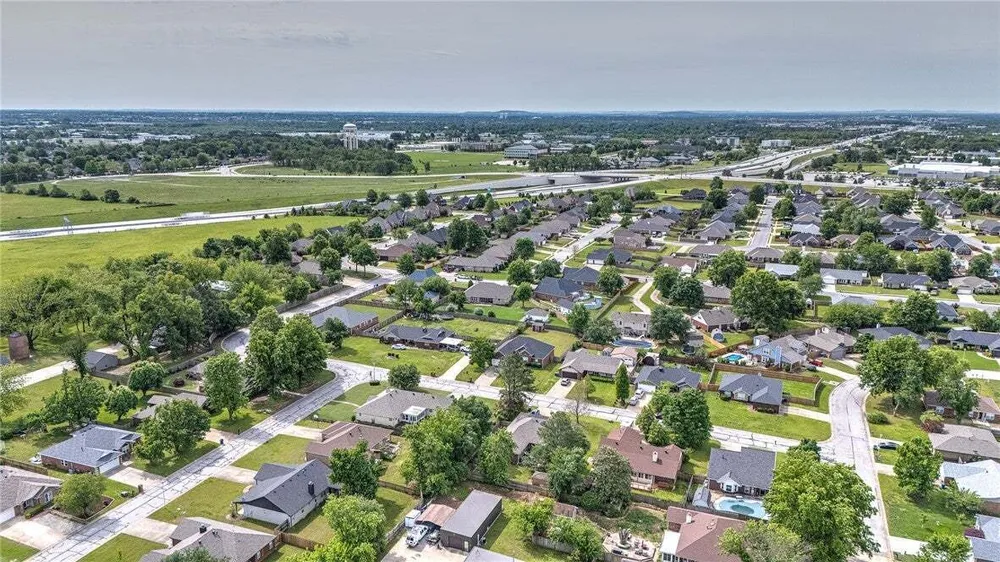 210 Lyndal Ln, Bentonville, AR 72712