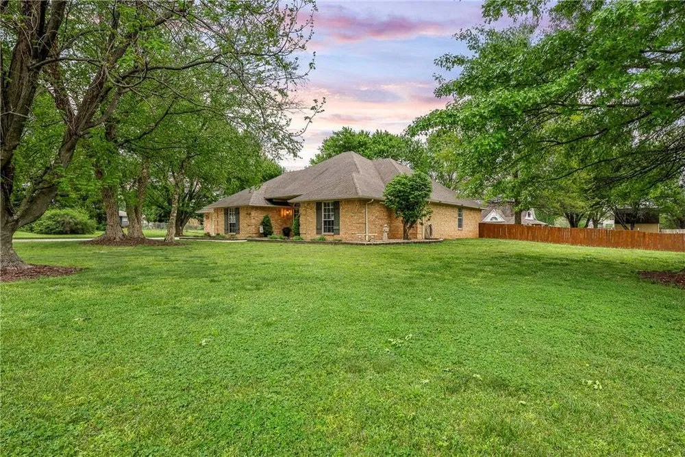 909 E Apple Blossom Ave, Springdale, AR 72764