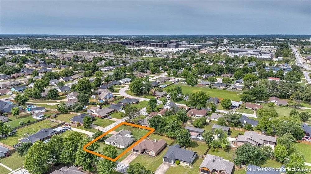 210 Lyndal Ln, Bentonville, AR 72712