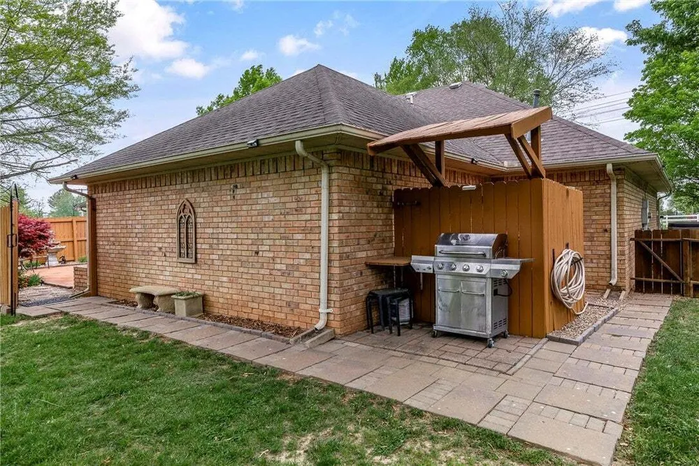 909 E Apple Blossom Ave, Springdale, AR 72764