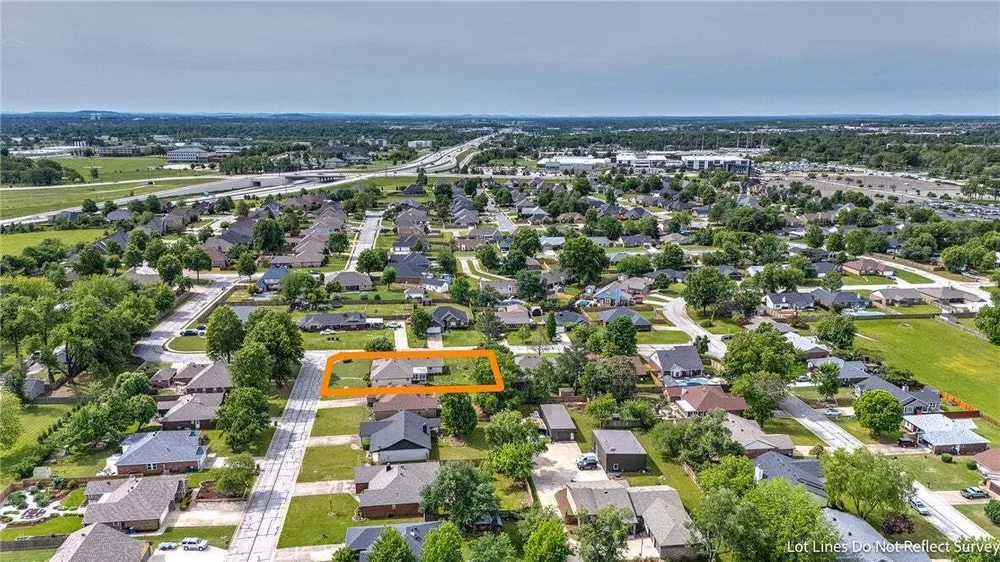 210 Lyndal Ln, Bentonville, AR 72712