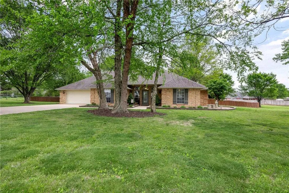 909 E Apple Blossom Ave, Springdale, AR 72764