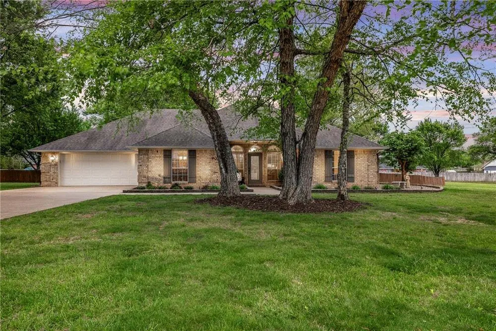 909 E Apple Blossom Ave, Springdale, AR 72764