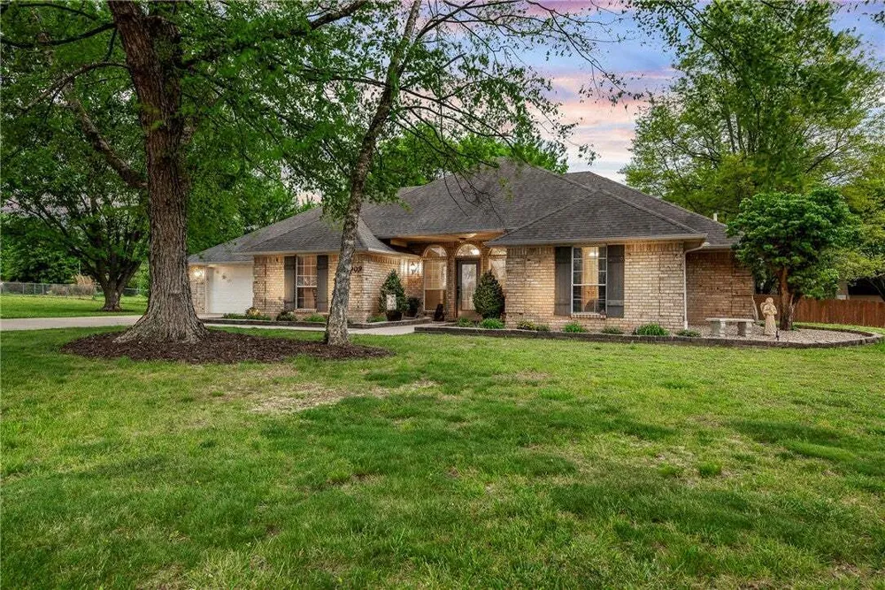 909 E Apple Blossom Ave, Springdale, AR 72764