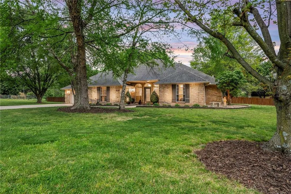 909 E Apple Blossom Ave, Springdale, AR 72764
