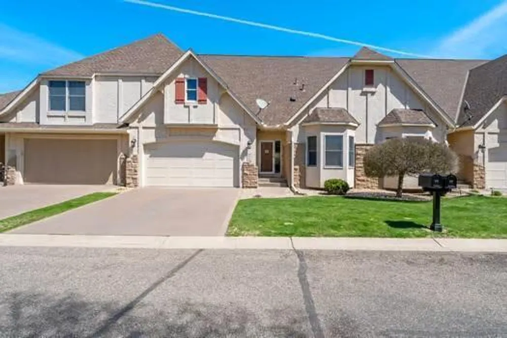 206 Stonebridge Ln, Lilydale, MN 55118