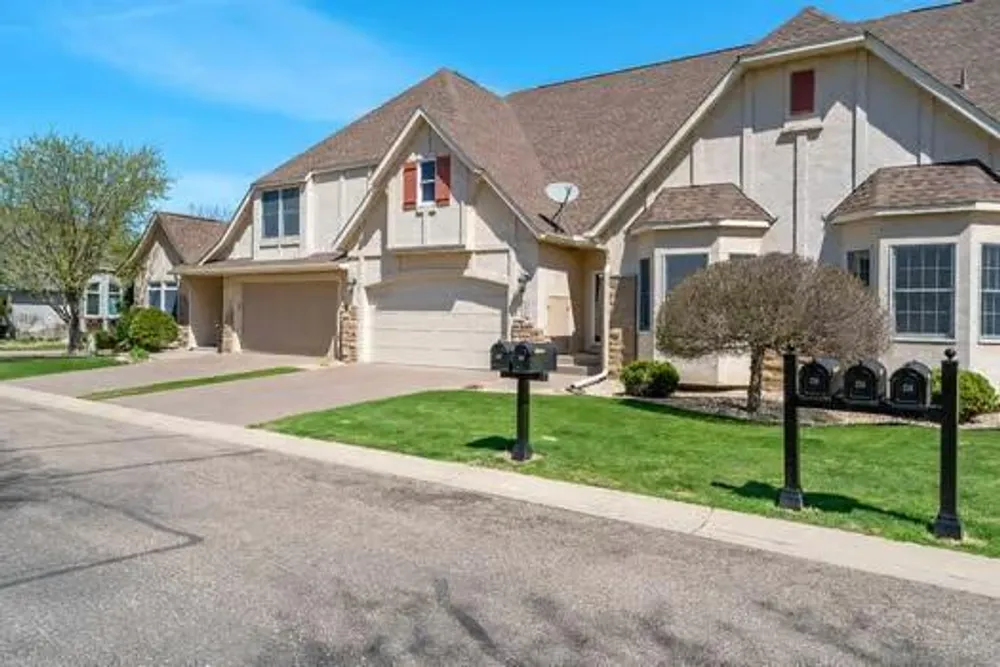 206 Stonebridge Ln, Lilydale, MN 55118