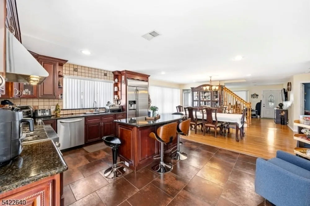 13 5th Ave, Linden, NJ 07036