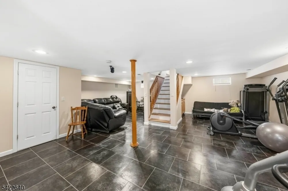 13 5th Ave, Linden, NJ 07036