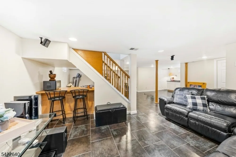 13 5th Ave, Linden, NJ 07036