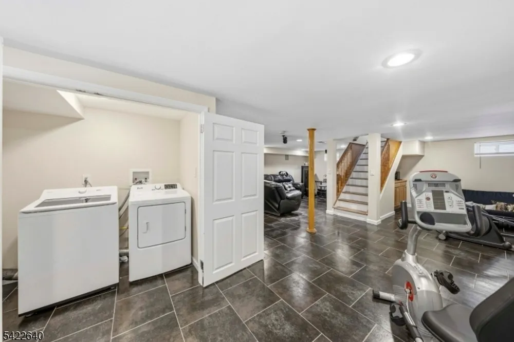 13 5th Ave, Linden, NJ 07036