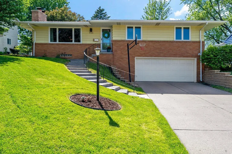 3324 Skycroft Dr, St Anthony, MN 55418