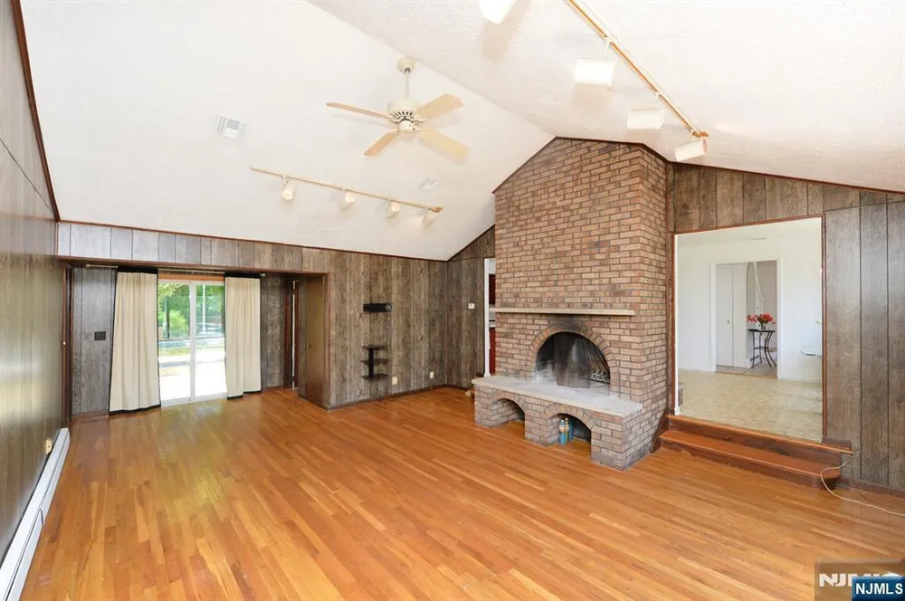 203 Mountain Ave, Hawthorne, NJ 07506