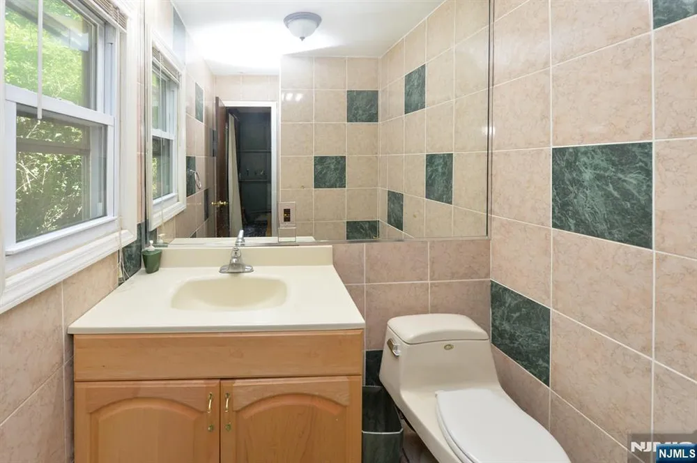 203 Mountain Ave, Hawthorne, NJ 07506