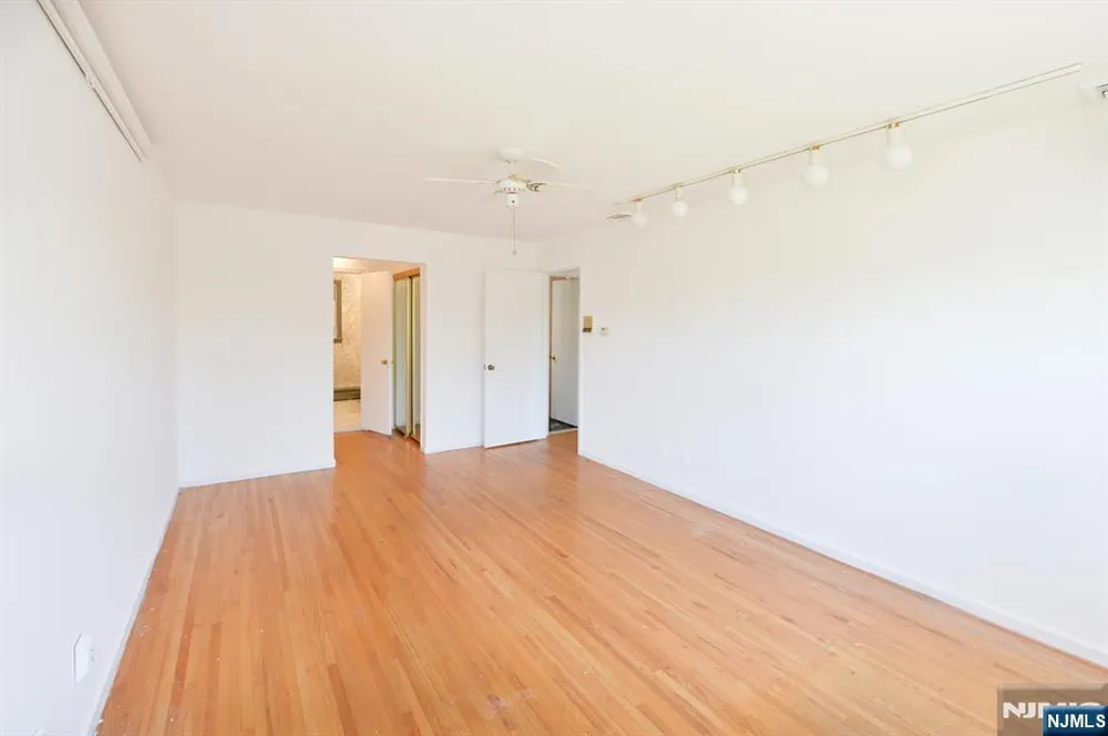 203 Mountain Ave, Hawthorne, NJ 07506
