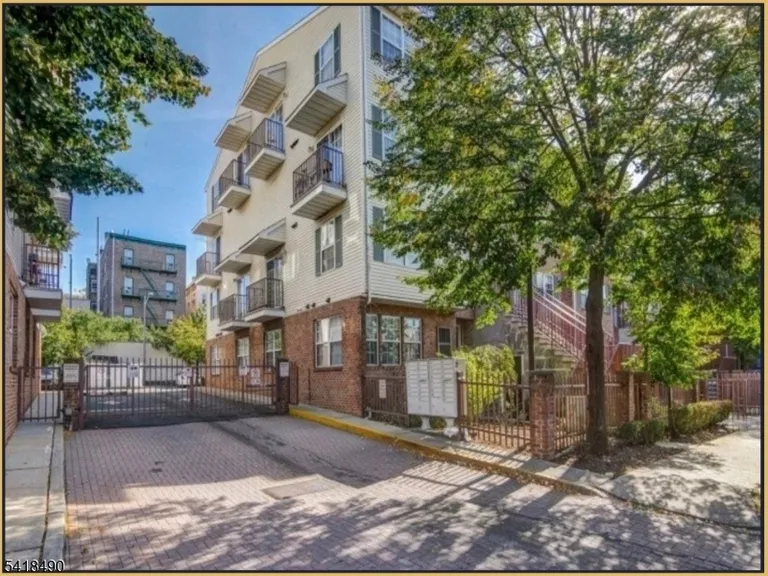 84 Union St, Newark, NJ 07105