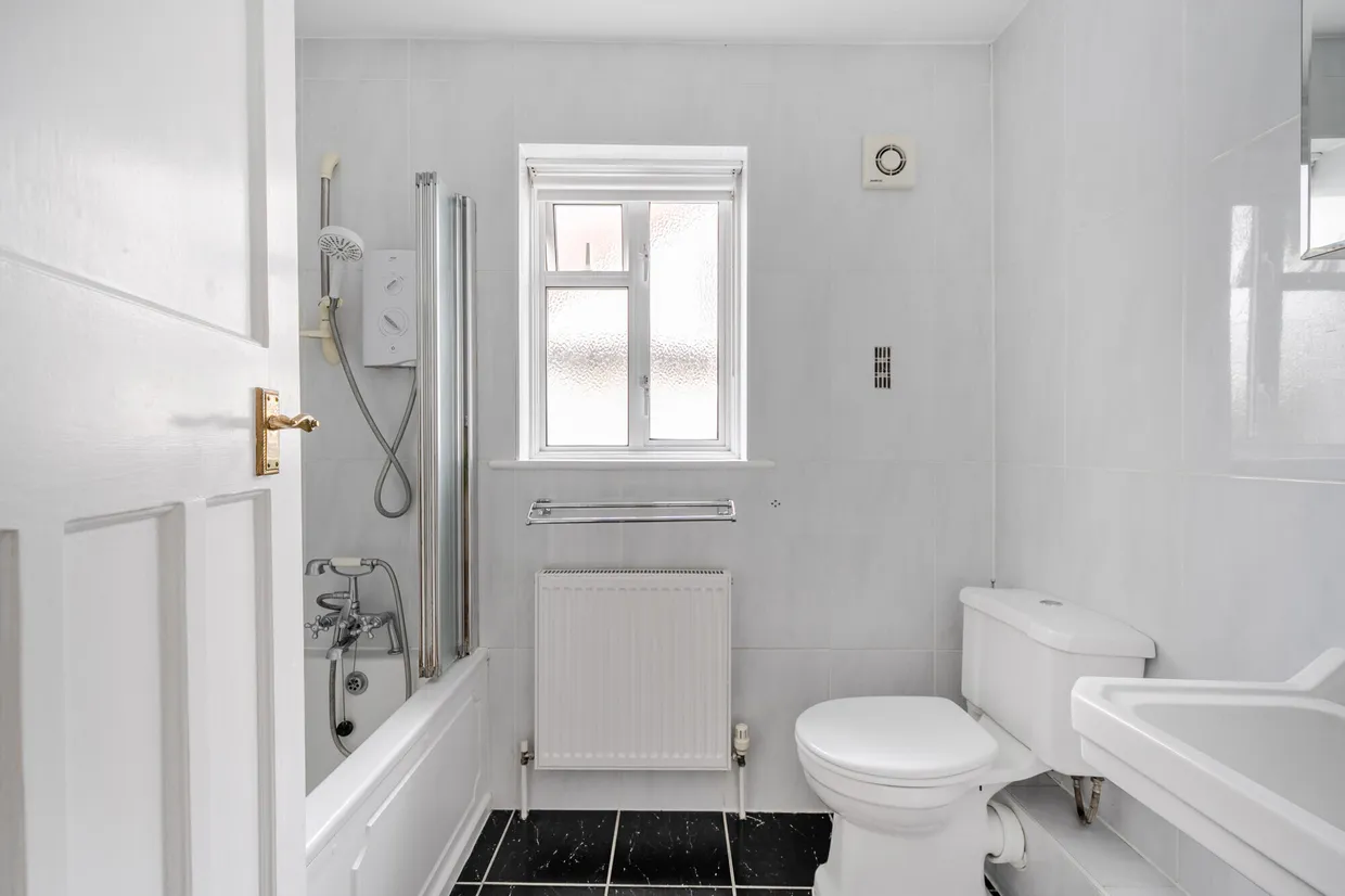 Whitehorse Drive, Epsom, KT18 photo 14