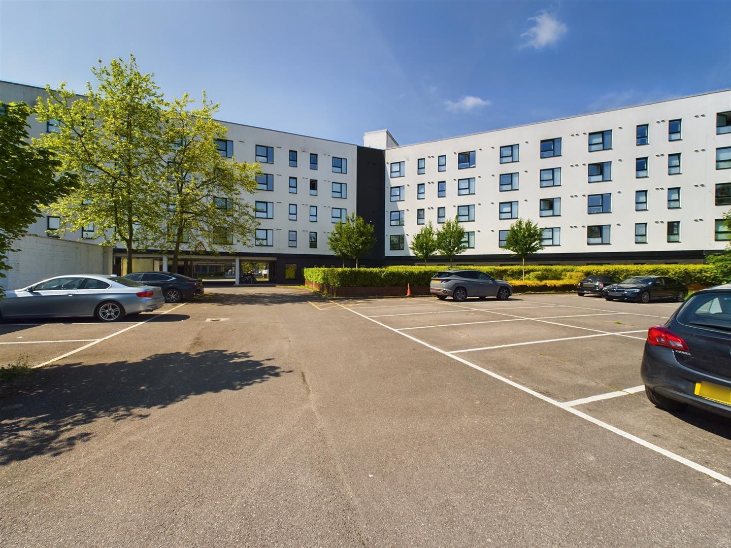 London Road, Crawley Image 6