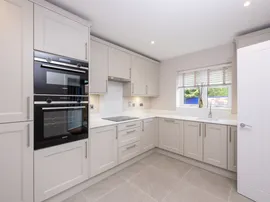 De Havilland Place, White Waltham Village, Maidenhead photo