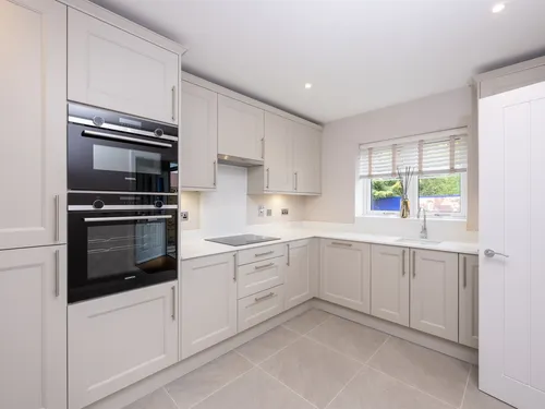 De Havilland Place, White Waltham Village, Maidenheadphoto