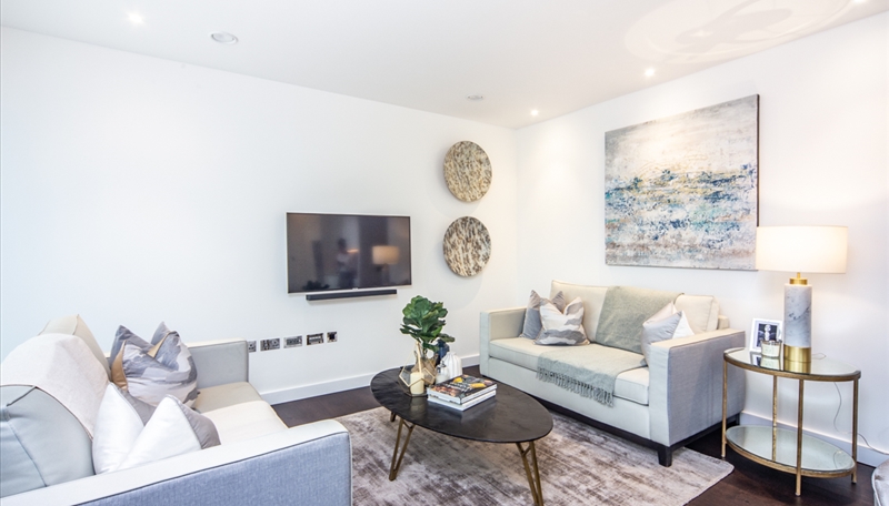 Luxury Apartment To Let  Winter Garden & Parking  SW11 Image 1